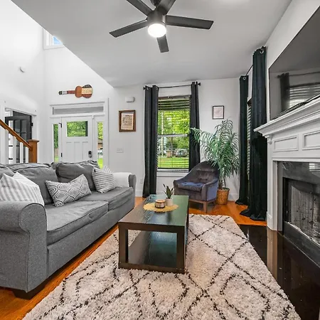 Spacious 3 Bedroom 6 Beds Nashville House With Large Yard